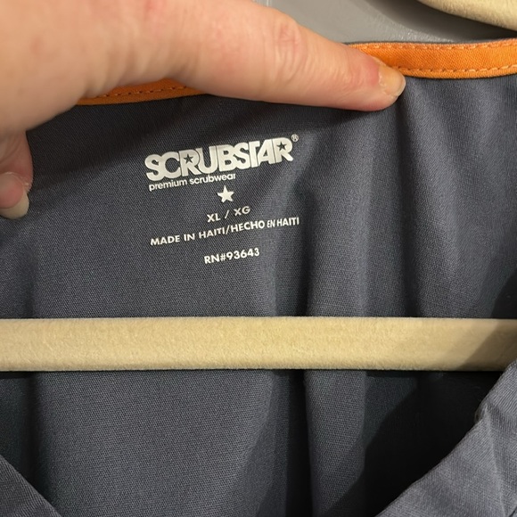 Women’s Scrub Top - Picture 2 of 2